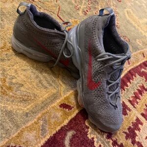 Nike Men’s 8.5 Air Vapormax Flyknit, Charcoal and Crimson